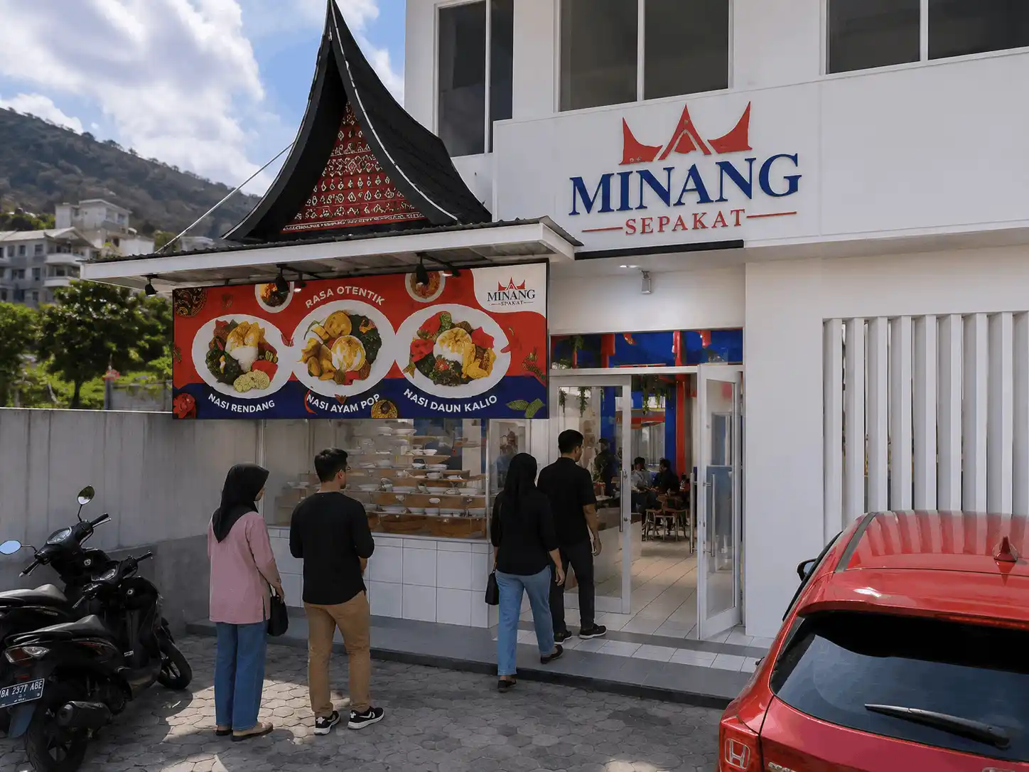 Etalase menu prasmanan rumah makan Padang Minang Sepakat
