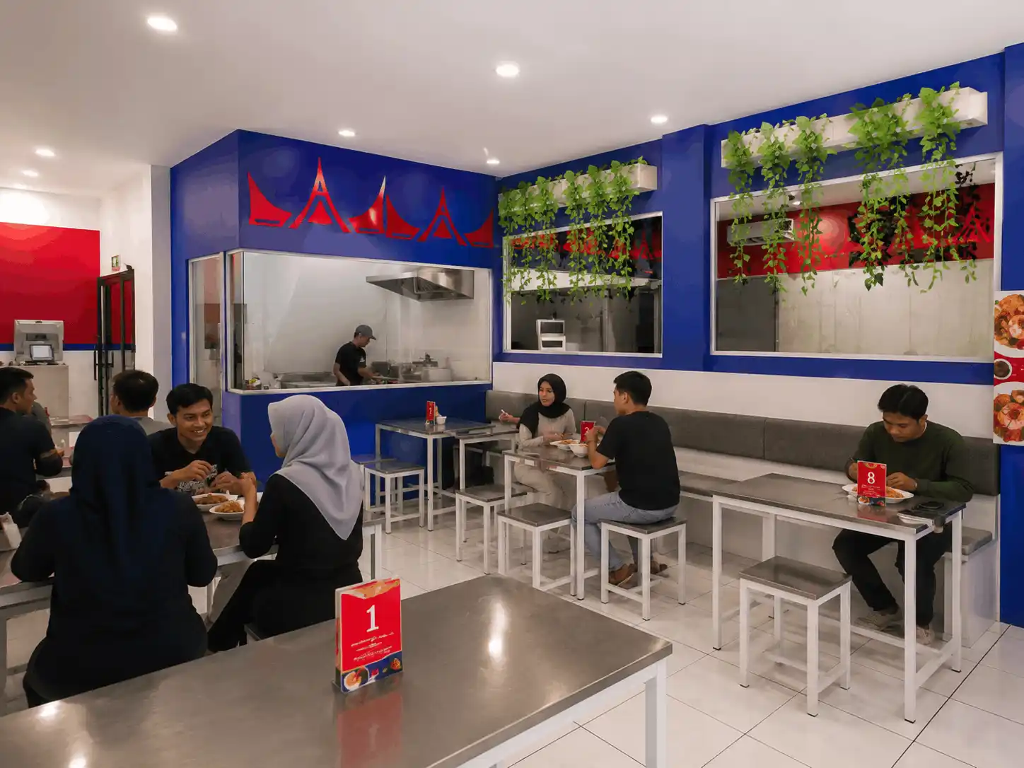 Proses penyajian nasi Padang oleh tim rumah makan Minang Sepakat